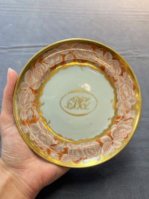 A Chinese Canton gilt-iron-red monogrammed dish and a plate, 18th C. — 照片 1