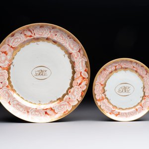 A Chinese Canton gilt-iron-red monogrammed dish and a plate, 18th C. — 照片 1
