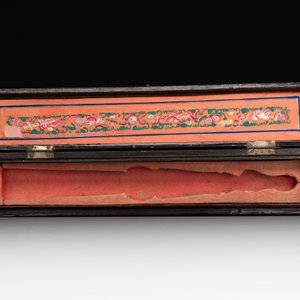 A Chinese Canton gilt-lacquered and painted paper fan and a framed relief painting, 19th C. — photo 10