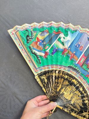 A Chinese Canton gilt-lacquered and painted paper fan with its original box, 19th C. — photo 10