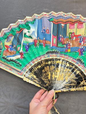 A Chinese Canton gilt-lacquered and painted paper fan with its original box, 19th C. — photo 11