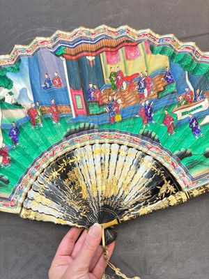 A Chinese Canton gilt-lacquered and painted paper fan with its original box, 19th C. — photo 12