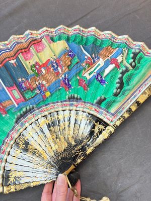 A Chinese Canton gilt-lacquered and painted paper fan with its original box, 19th C. — photo 13