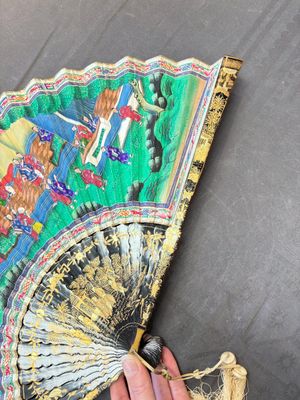 A Chinese Canton gilt-lacquered and painted paper fan with its original box, 19th C. — photo 14