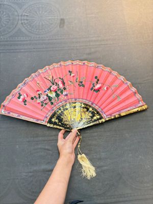 A Chinese Canton gilt-lacquered and painted paper fan with its original box, 19th C. — photo 15