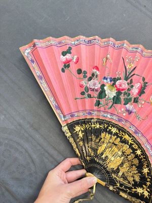 A Chinese Canton gilt-lacquered and painted paper fan with its original box, 19th C. — photo 16
