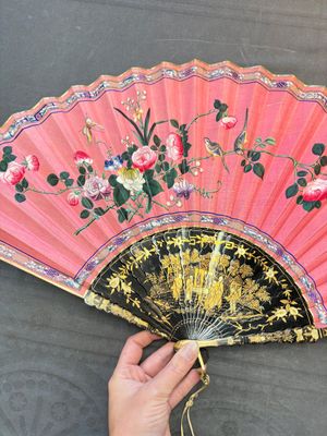 A Chinese Canton gilt-lacquered and painted paper fan with its original box, 19th C. — photo 17