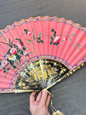 A Chinese Canton gilt-lacquered and painted paper fan with its original box, 19th C. — photo 18
