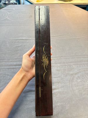 A Chinese Canton gilt-lacquered and painted paper fan with its original box, 19th C. — photo 2