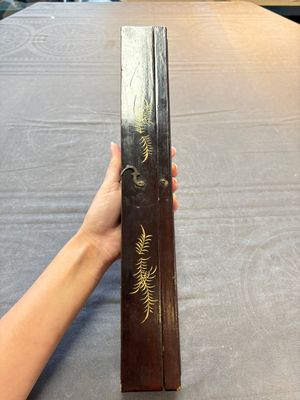 A Chinese Canton gilt-lacquered and painted paper fan with its original box, 19th C. — photo 4
