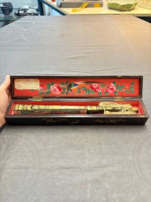 A Chinese Canton gilt-lacquered and painted paper fan with its original box, 19th C. — photo 5