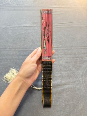 A Chinese Canton gilt-lacquered and painted paper fan with its original box, 19th C. — photo 7