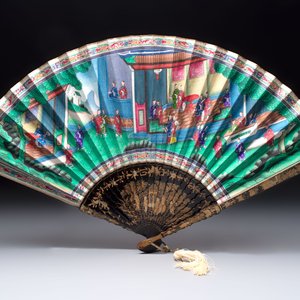 A Chinese Canton gilt-lacquered and painted paper fan with its original box, 19th C. — photo 2