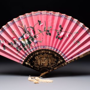 A Chinese Canton gilt-lacquered and painted paper fan with its original box, 19th C. — photo 3