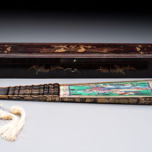 A Chinese Canton gilt-lacquered and painted paper fan with its original box, 19th C. — photo 4