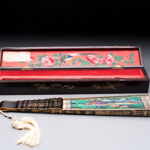 A Chinese Canton gilt-lacquered and painted paper fan with its original box, 19th C. — photo 5