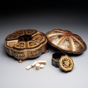 A Chinese Canton gilt-lacquered box and cover, incl. mother-of-pearl accessories, 19th C. — photo 1