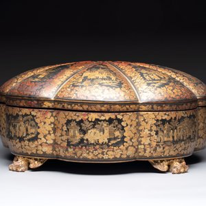 A Chinese Canton gilt-lacquered box and cover, incl. mother-of-pearl accessories, 19th C. — photo 2
