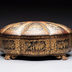 A Chinese Canton gilt-lacquered box and cover, incl. mother-of-pearl accessories, 19th C. — photo 3