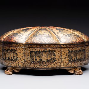 A Chinese Canton gilt-lacquered box and cover, incl. mother-of-pearl accessories, 19th C. — photo 4