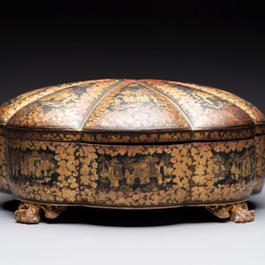A Chinese Canton gilt-lacquered box and cover, incl. mother-of-pearl accessories, 19th C. — photo 5