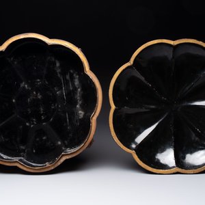 A Chinese Canton gilt-lacquered box and cover, incl. mother-of-pearl accessories, 19th C. — photo 6
