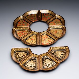 A Chinese Canton gilt-lacquered box and cover, incl. mother-of-pearl accessories, 19th C. — photo 9