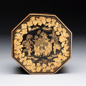 A Chinese Canton gilt-lacquered box and cover, incl. mother-of-pearl accessories, 19th C. — photo 10
