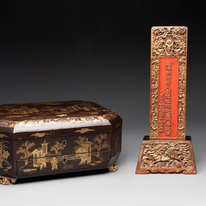 A Chinese Canton gilt-lacquered casket and an ancestral tablet of paiwei 牌位, 19th C. — photo 1