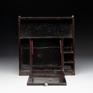 A Chinese Canton gilt-lacquered casket and an ancestral tablet of paiwei 牌位, 19th C. — photo 12