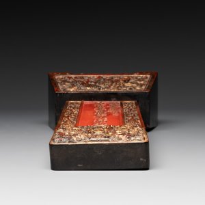A Chinese Canton gilt-lacquered casket and an ancestral tablet of paiwei 牌位, 19th C. — photo 19