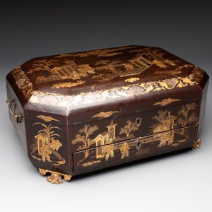 A Chinese Canton gilt-lacquered casket and an ancestral tablet of paiwei 牌位, 19th C. — photo 2