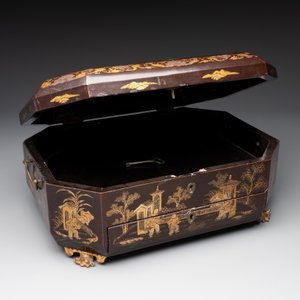 A Chinese Canton gilt-lacquered casket and an ancestral tablet of paiwei 牌位, 19th C. — photo 3