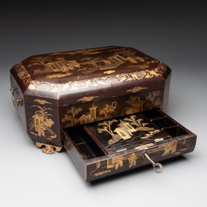 A Chinese Canton gilt-lacquered casket and an ancestral tablet of paiwei 牌位, 19th C. — photo 4