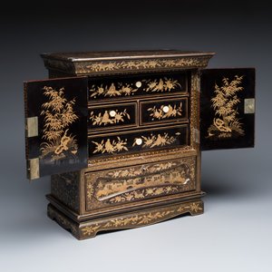 A Chinese Canton gilt-lacquered miniature cabinet on a stand — photo 2