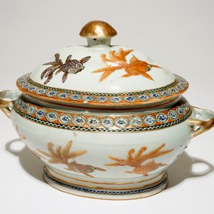 A Chinese Canton iron-red "goldfish" tureen, 19th C. — 照片 1