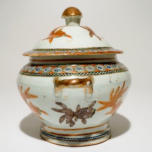 A Chinese Canton iron-red "goldfish" tureen, 19th C. — 照片 5