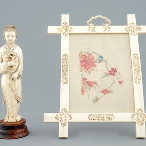 A Chinese Canton ivory frame and a carved figure of Guanyin, 19th C. — photo 2