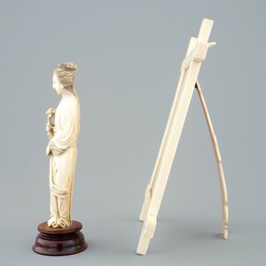 A Chinese Canton ivory frame and a carved figure of Guanyin, 19th C. — photo 3