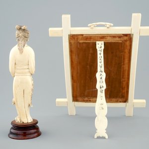 A Chinese Canton ivory frame and a carved figure of Guanyin, 19th C. — photo 4