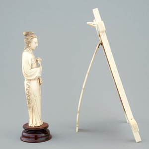 A Chinese Canton ivory frame and a carved figure of Guanyin, 19th C. — photo 5