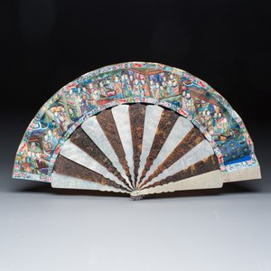 A Chinese Canton painted paper, mother-of-pearl and tortoiseshell folding fan — foto 1