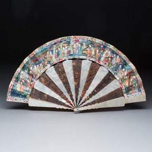A Chinese Canton painted paper, mother-of-pearl and tortoiseshell folding fan — foto 2