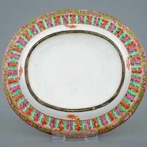 A Chinese Canton rose medallion pierced basket on stand, 19th C. — 照片 3