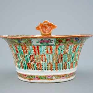 A Chinese Canton rose medallion pierced basket on stand, 19th C. — 照片 5
