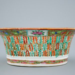 A Chinese Canton rose medallion pierced basket on stand, 19th C. — 照片 6