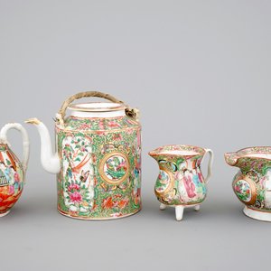 A Chinese Canton rose medallion teapot and three jugs, 19th C. — photo 1