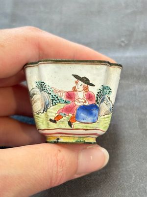 A Chinese Canton saucer, a cup and a covered box, 18th C. — photo 1