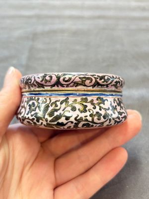 A Chinese Canton saucer, a cup and a covered box, 18th C. — photo 11