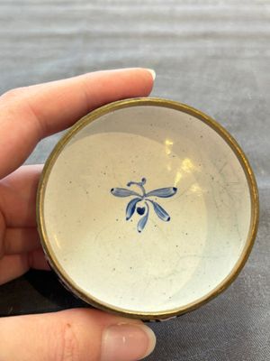 A Chinese Canton saucer, a cup and a covered box, 18th C. — photo 16